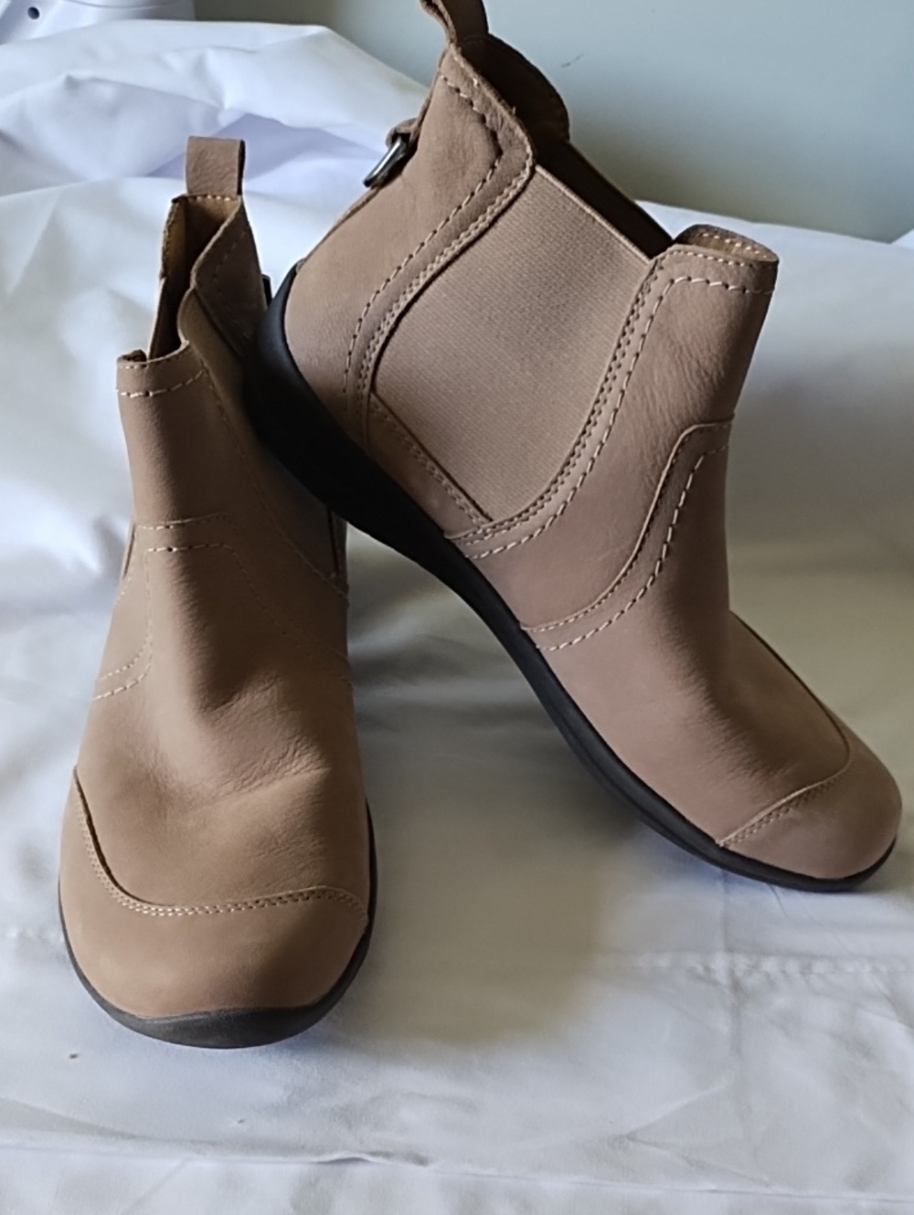 Women’s Chelsea Ankle Boots in Taupe
